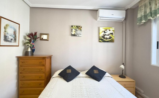 Resale - Bungalow -
Torrevieja - Centro