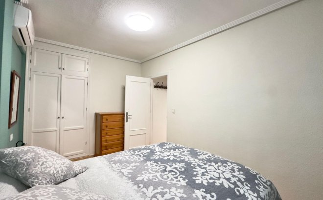 Resale - Bungalow -
Torrevieja - Centro