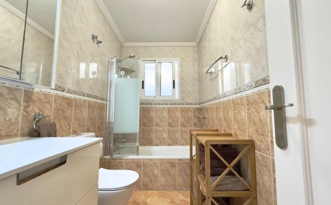 Resale - Bungalow -
Torrevieja - Centro