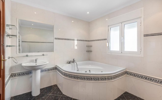 Resale - Villa -
Rojales - Pueblo Bravo