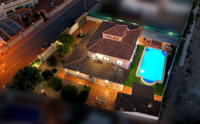 Resale - Villa -
Torrevieja - El Chaparral