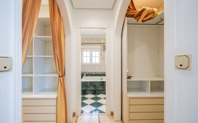 Resale - Villa -
Torrevieja - El Chaparral