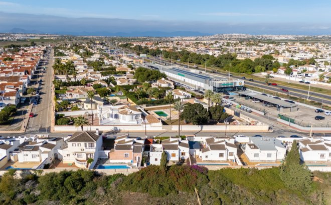 Resale - Villa -
Torrevieja - Costa Blanca