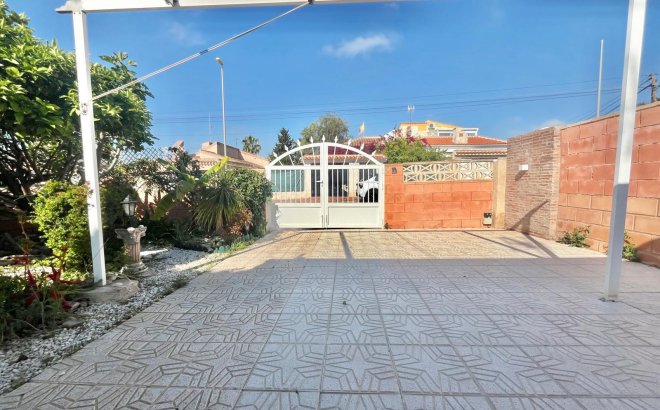 Resale - Villa -
Orihuela Costa - Los Almendros-la Florida