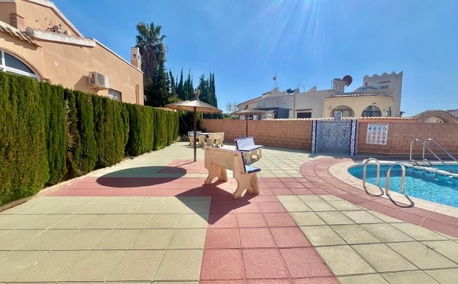 Resale - Villa -
Orihuela Costa - Los Almendros-la Florida