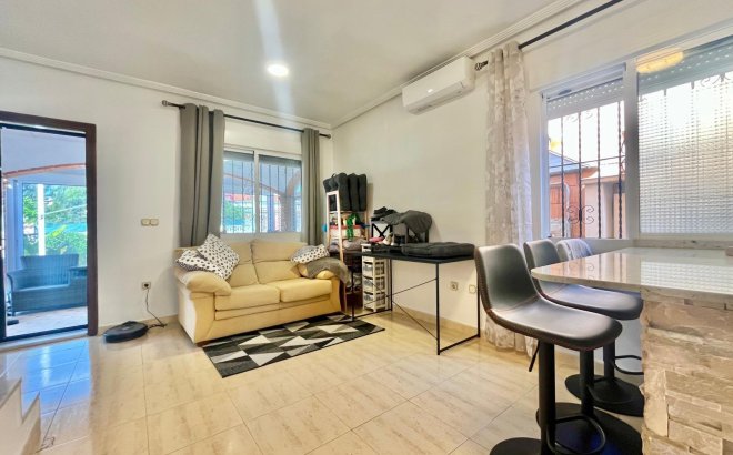 Resale - Villa -
Orihuela Costa - Los Almendros-la Florida