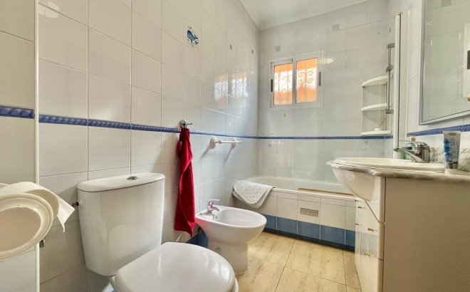 Resale - Villa -
Orihuela Costa - Los Almendros-la Florida