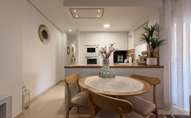 Resale - Apartment -
Torrevieja - Centro