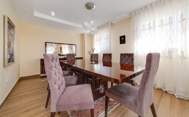 Resale - Villa -
Torrevieja - Costa Blanca