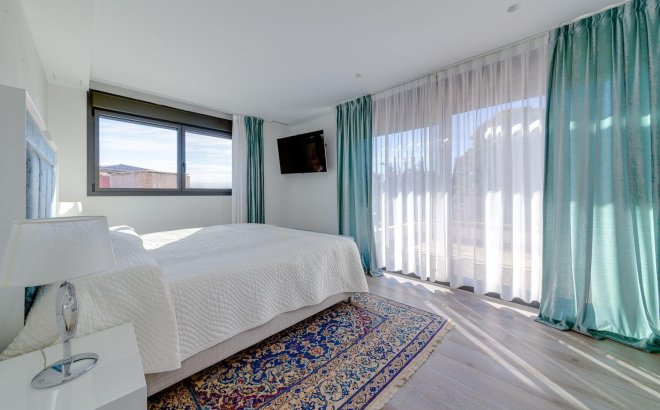 Resale - Villa -
Torrevieja - Costa Blanca