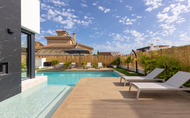 Resale - Villa -
Torrevieja - Torreta Florida