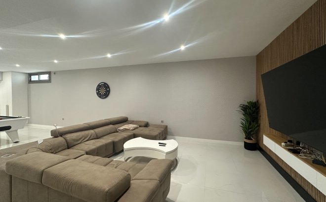 Resale - Villa -
Orihuela Costa - Costa Blanca