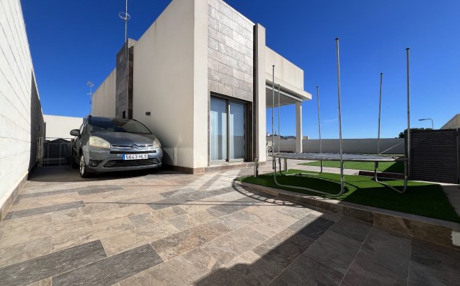 Resale - Villa -
Orihuela Costa - Costa Blanca