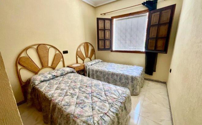 Resale - Bungalow -
Torrevieja - Torreblanca