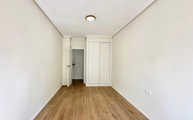 Resale - Apartment -
Torrevieja - Centro
