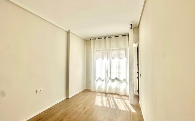 Resale - Apartment -
Torrevieja - Centro
