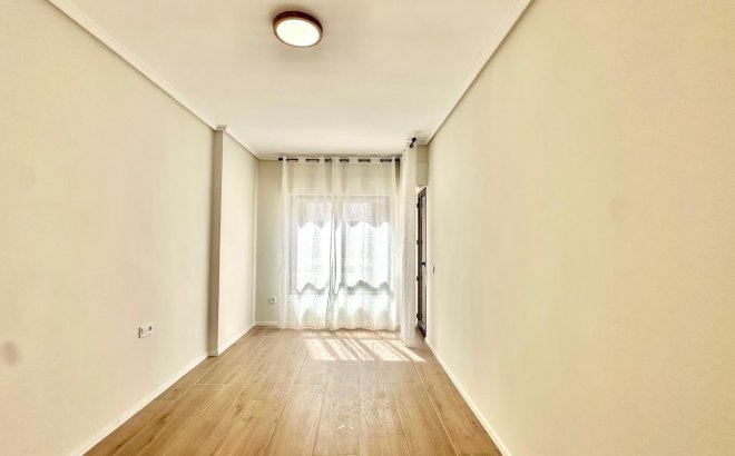 Resale - Apartment -
Torrevieja - Centro