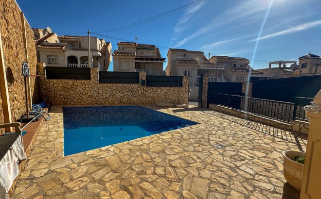 Resale - Town House -
San Miguel de Salinas - Inland