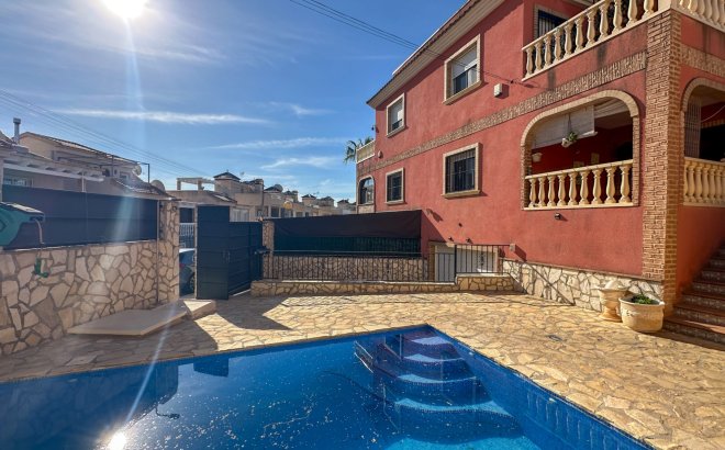 Resale - Town House -
San Miguel de Salinas - Inland