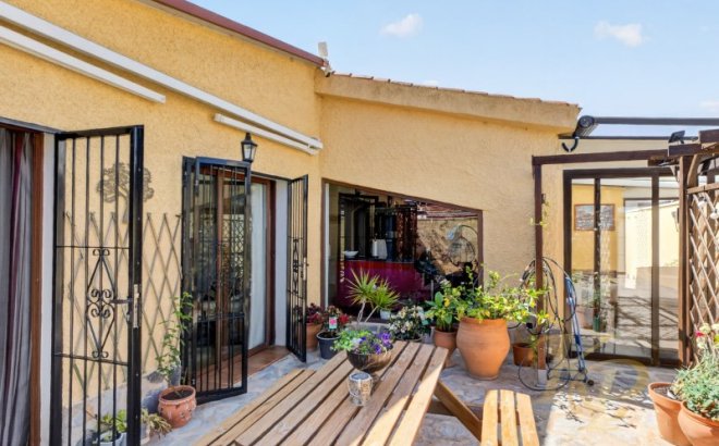 Resale - Villa -
Torrevieja - Costa Blanca