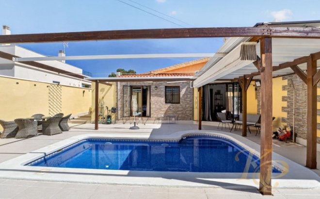 Resale - Villa -
Torrevieja - Costa Blanca
