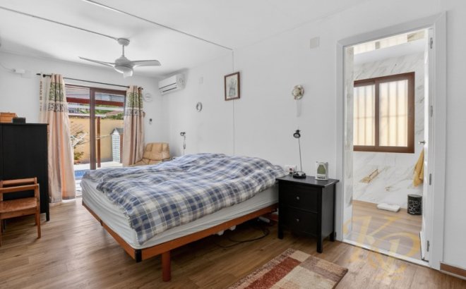 Resale - Villa -
Torrevieja - Costa Blanca
