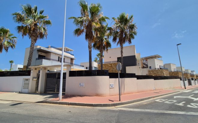 Resale - Villa -
Torrevieja - Costa Blanca