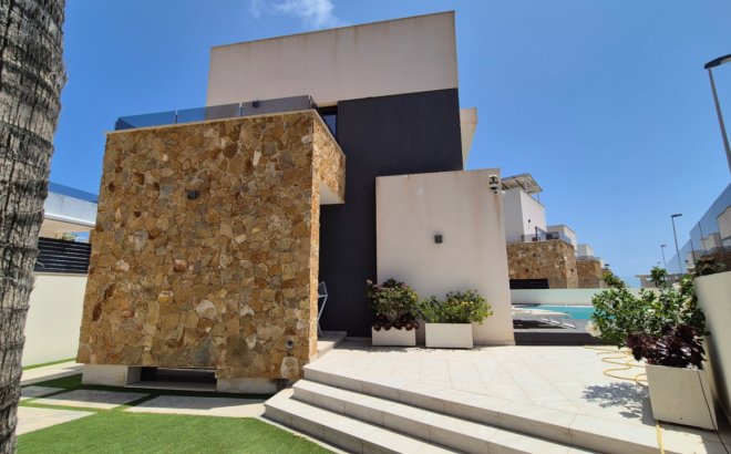 Resale - Villa -
Torrevieja - Costa Blanca