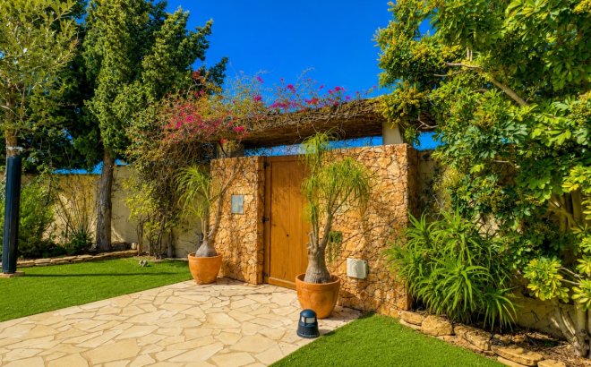 Resale - Villa -
Dehesa de Campoamor - Costa Blanca
