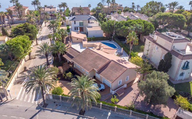 Resale - Villa -
Cabo Roig - Muy Cerca De La Playa