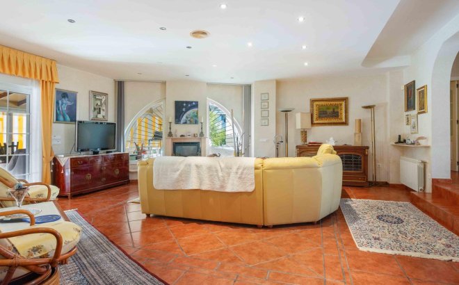 Resale - Villa -
Cabo Roig - Muy Cerca De La Playa