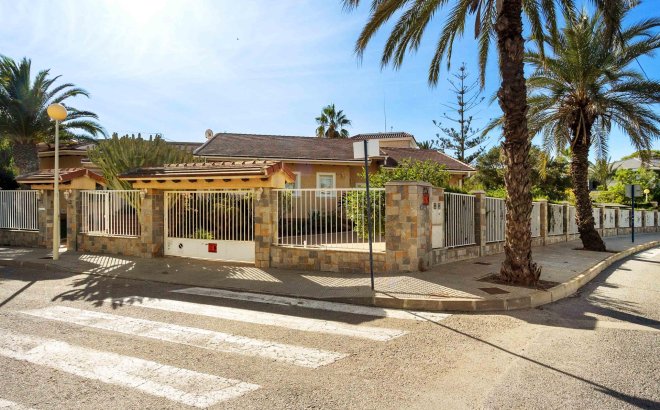 Resale - Villa -
Cabo Roig - Muy Cerca De La Playa