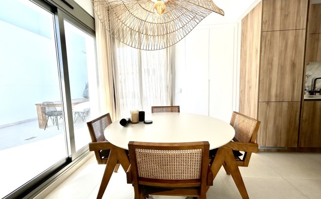 Resale - Villa -
Las Filipinas - Inland