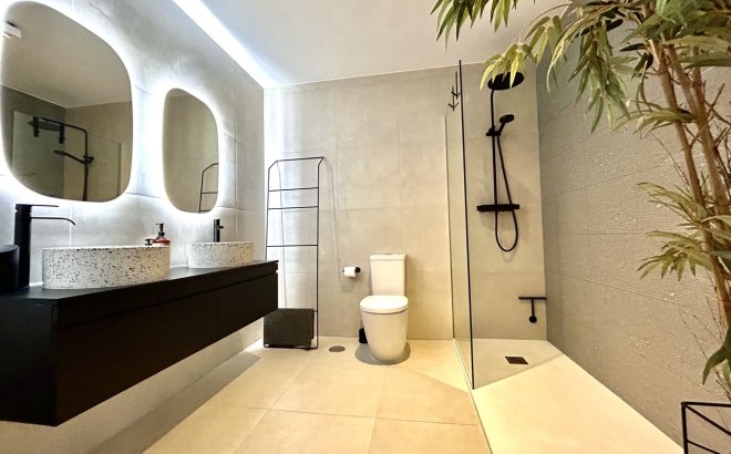 Resale - Villa -
Las Filipinas - Inland