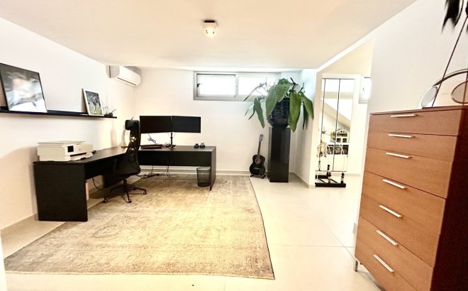 Resale - Villa -
Las Filipinas - Inland
