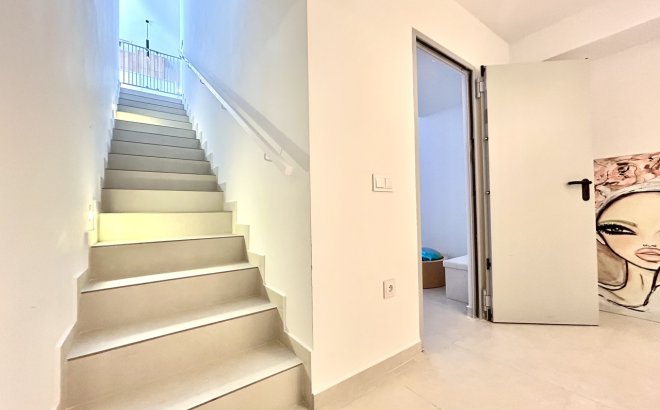 Resale - Villa -
Las Filipinas - Inland
