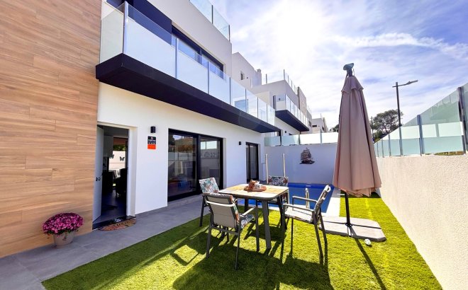 Resale - Villa -
Villamartin - Costa Blanca