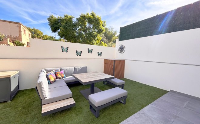 Resale - Villa -
Villamartin - Costa Blanca