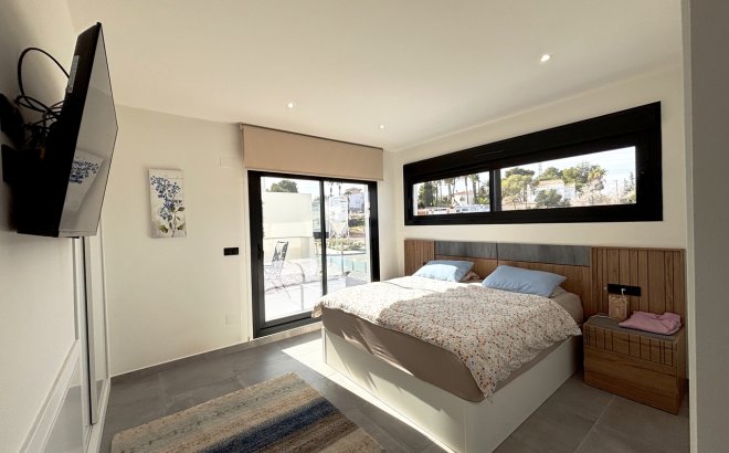 Resale - Villa -
Villamartin - Costa Blanca