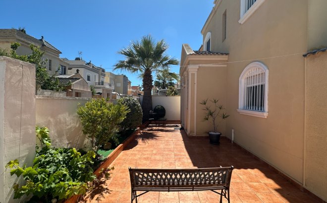 Resale - Villa -
Torrevieja - Costa Blanca