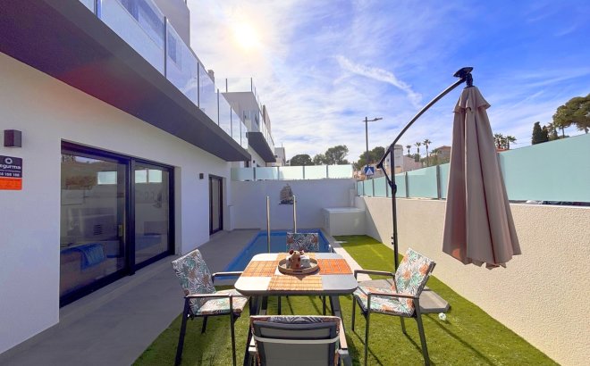 Resale - Villa -
Villamartin - Costa Blanca