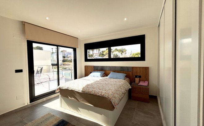 Resale - Villa -
Villamartin - Costa Blanca