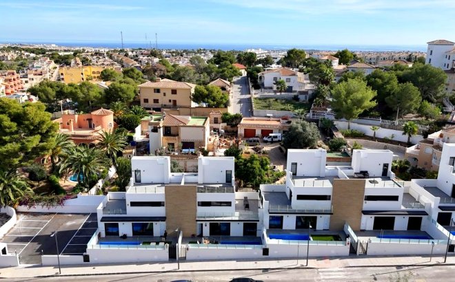 Resale - Villa -
Villamartin - Costa Blanca
