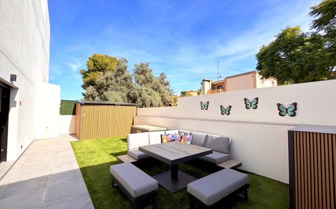 Resale - Villa -
Villamartin - Costa Blanca