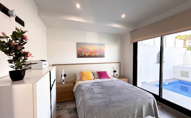 Resale - Villa -
Villamartin - Costa Blanca