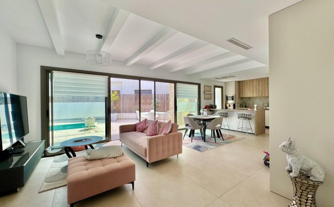 Resale - Villa -
San Miguel de Salinas - Blue Lagoon - Galán