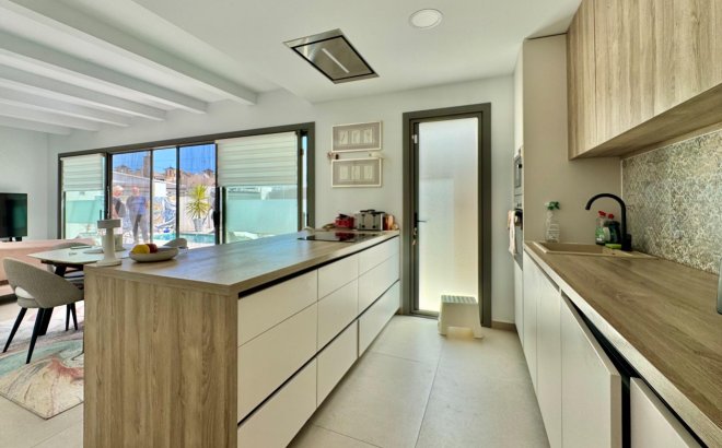 Resale - Villa -
San Miguel de Salinas - Blue Lagoon - Galán