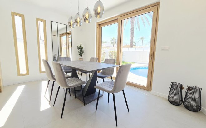 Resale - Villa -
Orihuela Costa - Cabo Roig