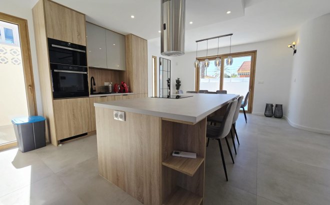 Resale - Villa -
Orihuela Costa - Cabo Roig
