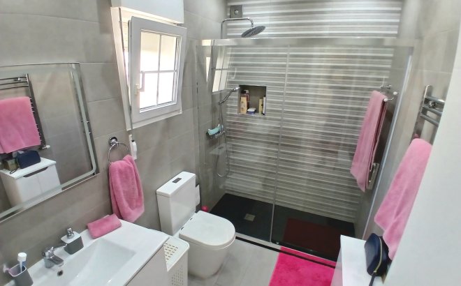 Resale - Villa -
Villamartin - Costa Blanca
